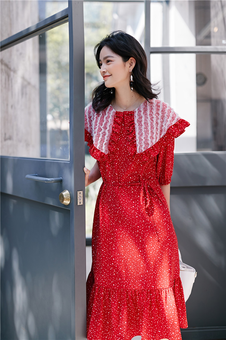 娃娃领红草莓连衣裙